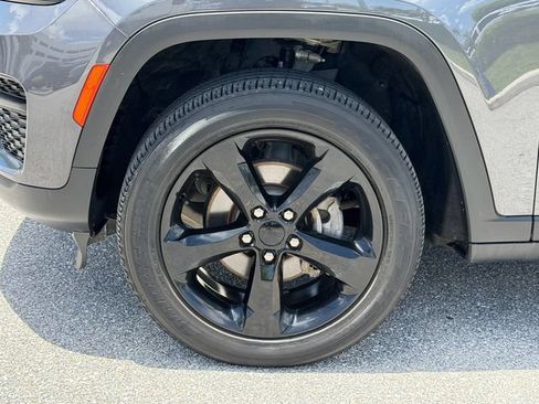Used 2022 Jeep Grand Cherokee Altitude RWD image 4