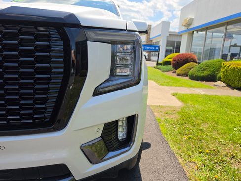 Used 2023 GMC Yukon XL Denali Ultimate AWD/4WD image 9