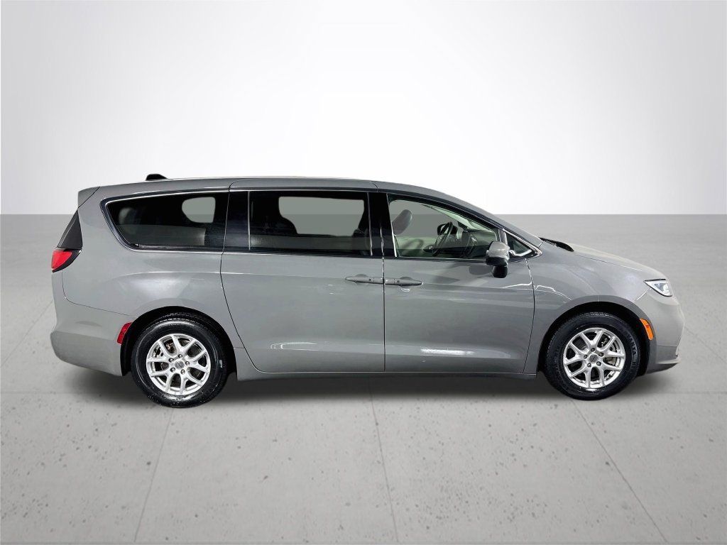 Used 2023 Chrysler Pacifica Touring-L FWD image 5