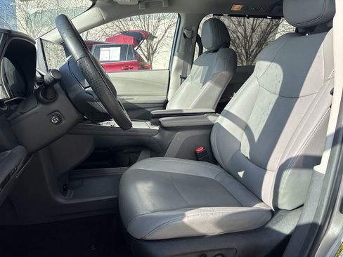 Used 2023 Toyota Sienna Limited image 14