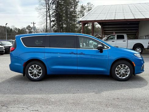 New 2026 Chrysler Pacifica Limited w/ Uconnect Theater Family Group AWD/4WD image 3