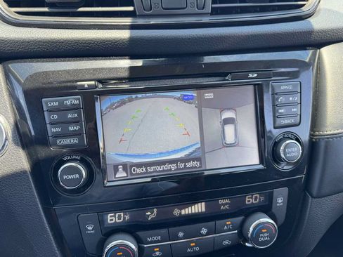 Used 2017 Nissan Rogue SL FWD image 32
