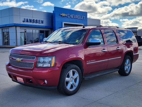 Used 2014 Chevrolet Suburban LTZ image 2