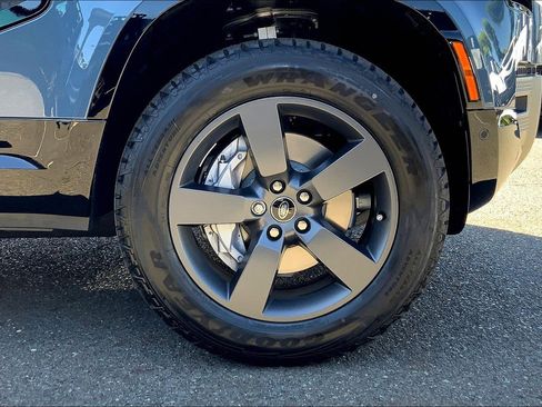 New 2025 Land Rover Defender 90 X-Dynamic SE image 13