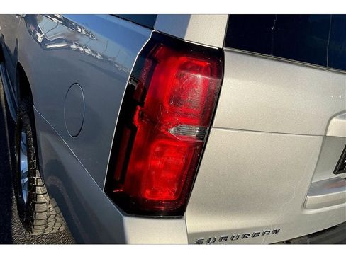 Used 2018 Chevrolet Suburban LT image 32