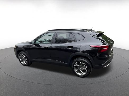 Used 2025 Chevrolet Trax LT w/ LT Convenience Package FWD image 10