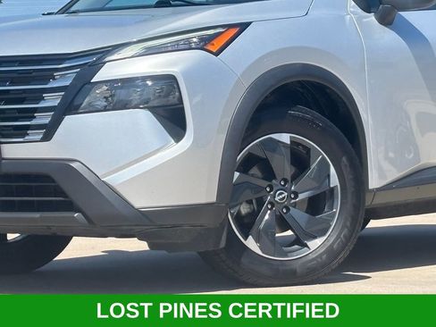 Used 2024 Nissan Rogue SV image 2