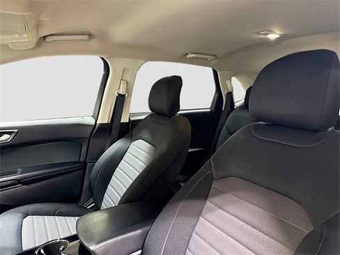 Used 2018 Ford Edge SE image 21