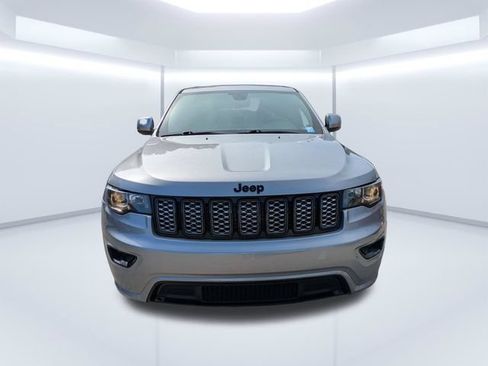 Used 2018 Jeep Grand Cherokee Altitude RWD image 9