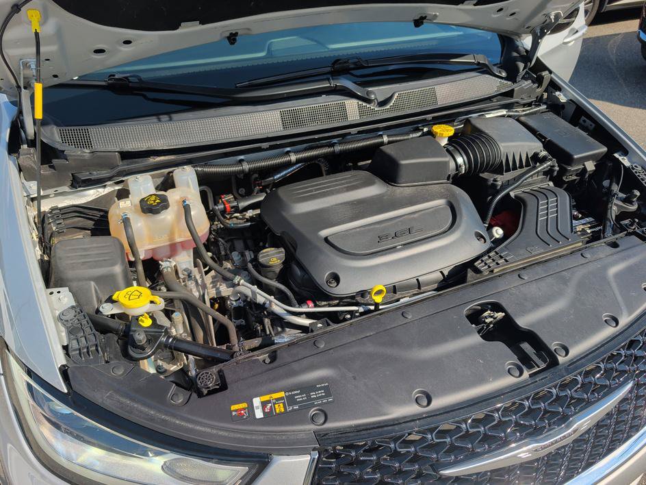 Used 2024 Chrysler Pacifica Touring-L FWD image 28
