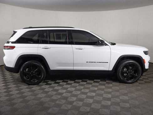 Used 2023 Jeep Grand Cherokee Altitude AWD/4WD image 19