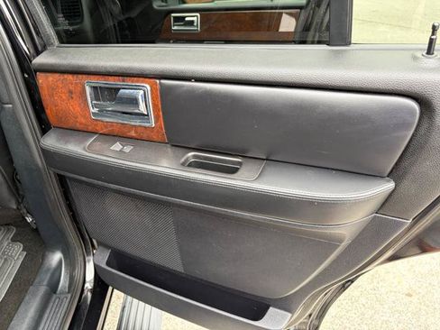 Used 2016 Lincoln Navigator Select AWD/4WD image 23