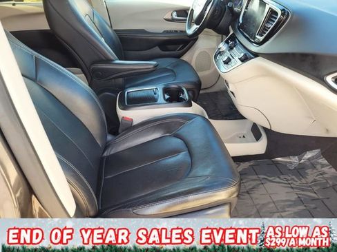 Used 2022 Chrysler Pacifica Touring-L image 10