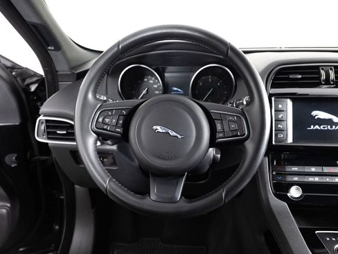 Used 2018 Jaguar F-PACE Premium image 30