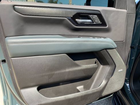 Used 2025 GMC Yukon XL AT4 AWD/4WD image 12
