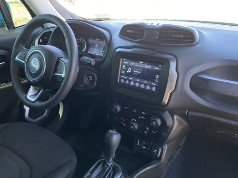 Used 2021 Jeep Renegade Latitude FWD image 12