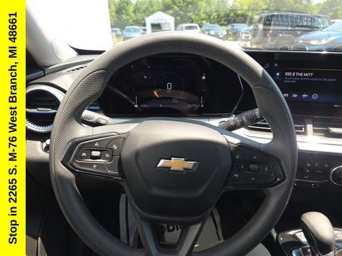 Used 2025 Chevrolet Trax LT FWD image 25