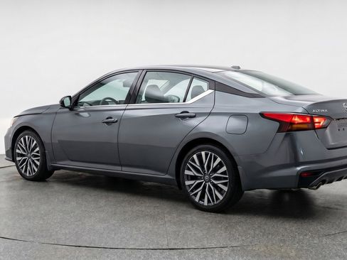 Used 2025 Nissan Altima 2.5 SV FWD image 6