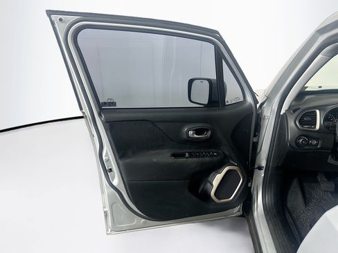 Used 2016 Jeep Renegade Latitude FWD image 26
