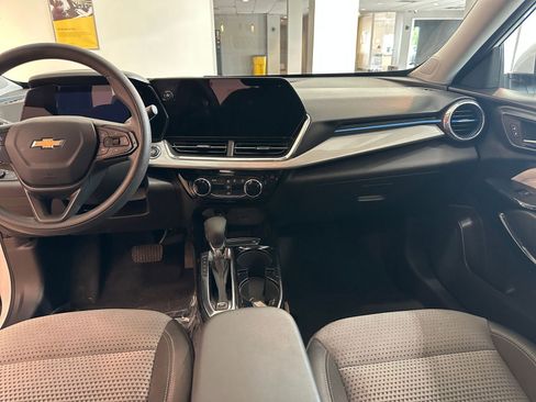 Used 2025 Chevrolet Trax LT FWD image 34