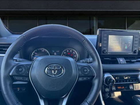 Used 2022 Toyota RAV4 SE image 4