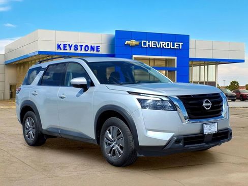 Used 2025 Nissan Pathfinder SV FWD image 1