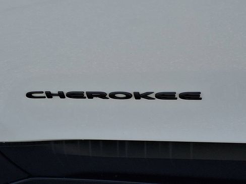 Used 2022 Jeep Cherokee Trailhawk w/ Comfort/Convenience Group AWD/4WD image 29