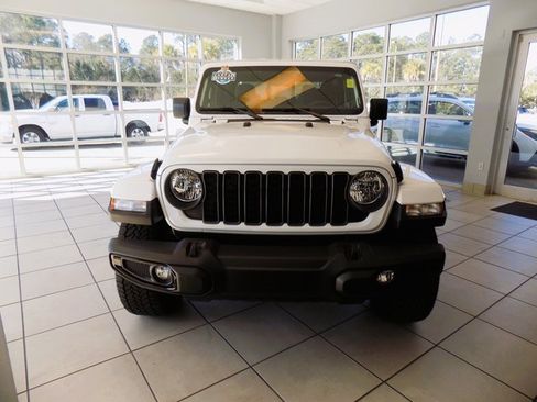 Certified 2025 Jeep Gladiator Nighthawk image 2