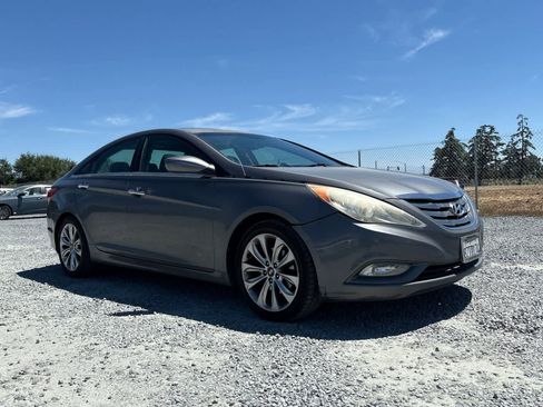 Used 2013 Hyundai Sonata SE w/ Navigation & Sunroof Pkg FWD image 2