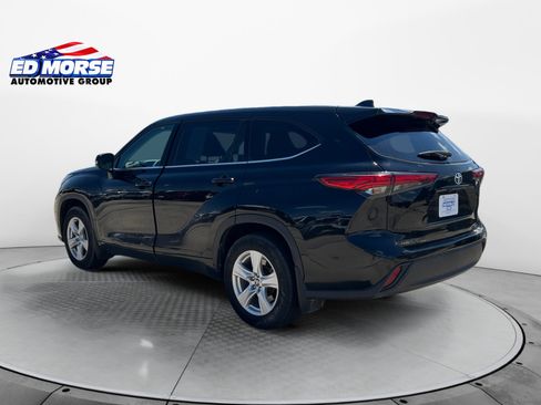 Used 2022 Toyota Highlander LE AWD/4WD image 3