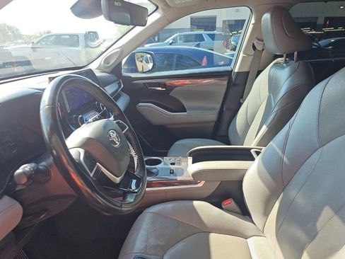 Used 2023 Toyota Highlander Limited image 9