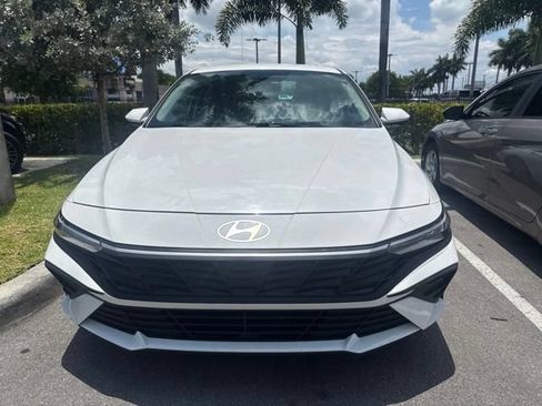 Certified 2025 Hyundai Elantra SE FWD image 2