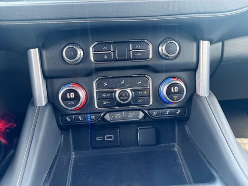 Used 2024 GMC Yukon SLT w/ SLT Luxury Package RWD image 15