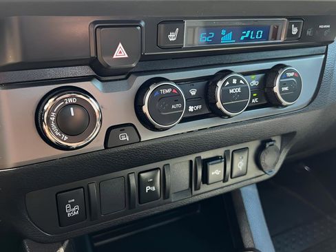 Used 2022 Toyota Tacoma TRD Sport w/ TRD Premium Sport Package AWD/4WD image 43