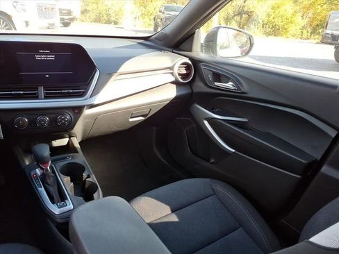 Used 2025 Chevrolet Trax RS w/ Driver Confidence Package image 19