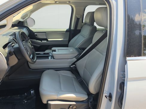 Used 2025 Ford Expedition Active RWD image 9