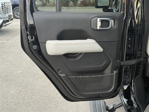 Used 2021 Jeep Gladiator Overland image 33