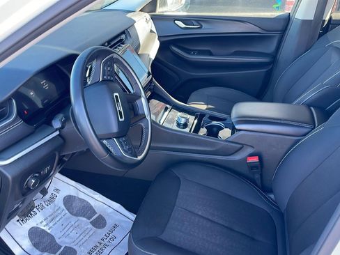 Used 2023 Jeep Grand Cherokee L Laredo image 6