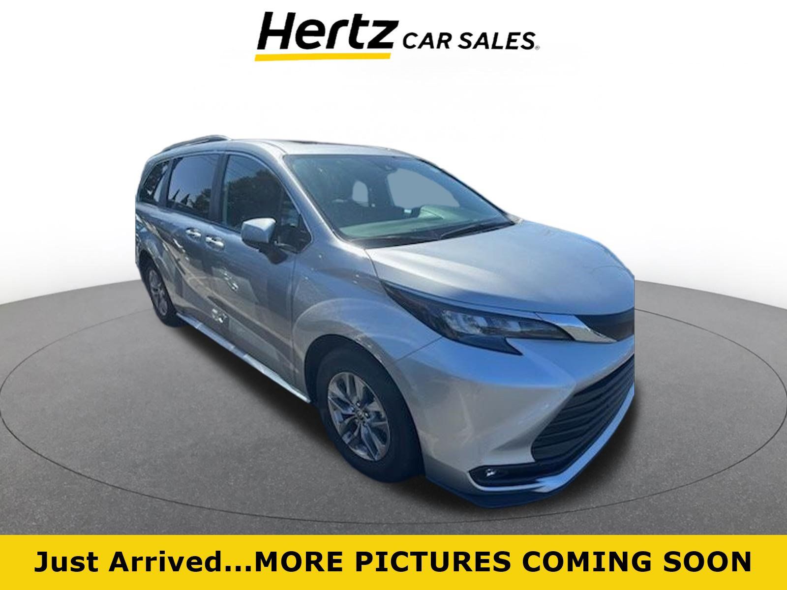 Used 2025 Toyota Sienna XLE FWD image 1