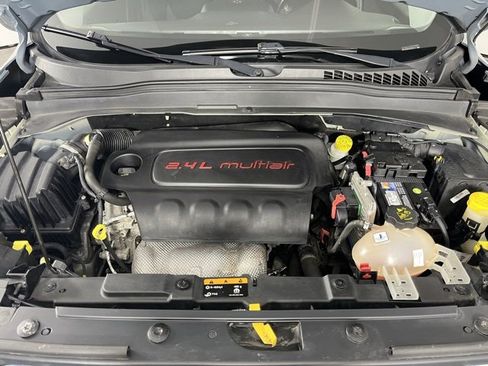 Used 2017 Jeep Renegade Latitude w/ Cold Weather Group image 8