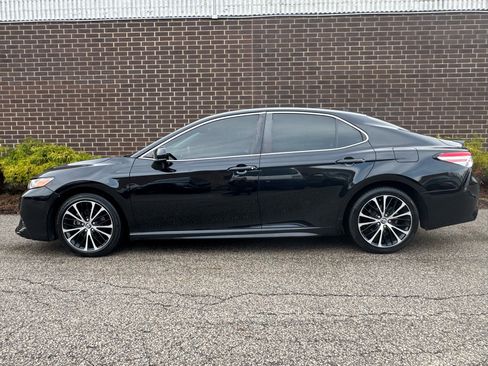 Used 2020 Toyota Camry SE image 2