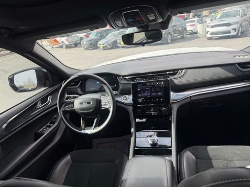 Used 2023 Jeep Grand Cherokee L Laredo image 18