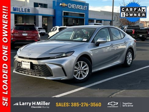 Used 2025 Toyota Camry SE image 1