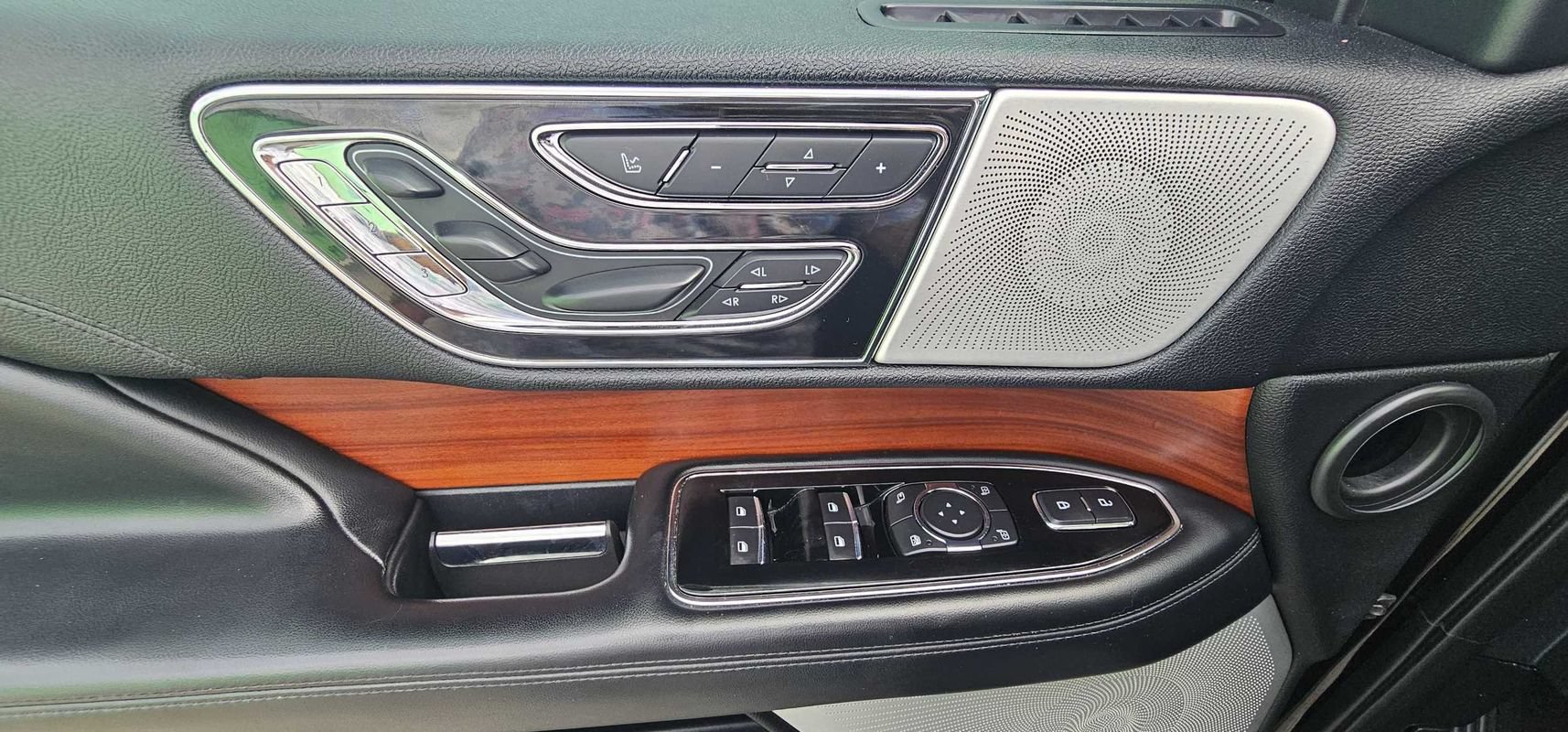 Used 2019 Lincoln Navigator Reserve AWD/4WD image 16