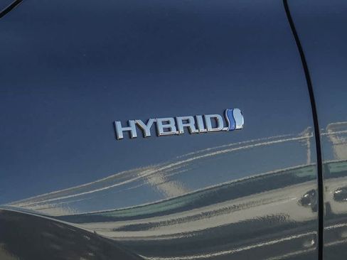 Used 2021 Toyota Venza LE image 8