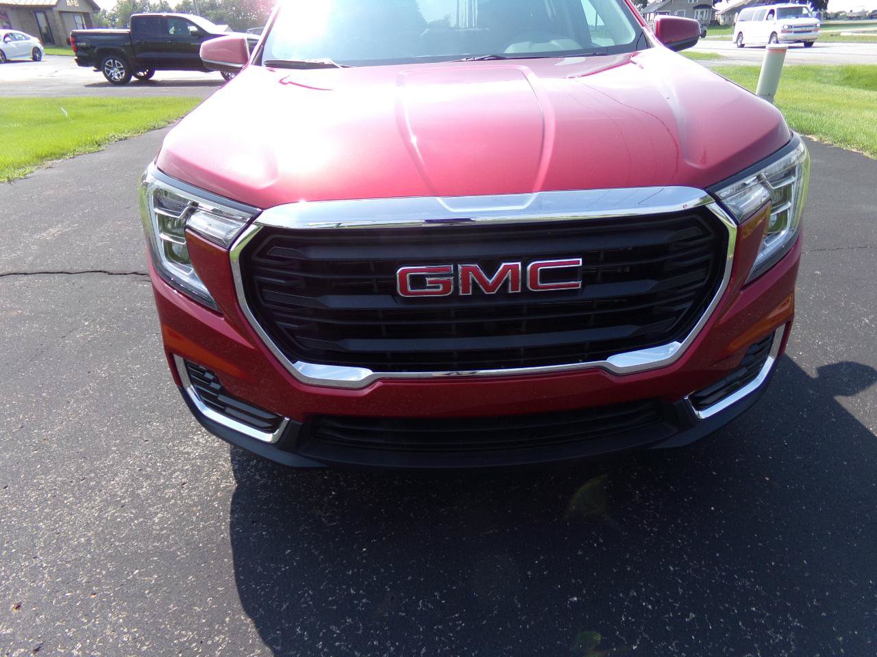 Used 2024 GMC Terrain SLE w/ Driver Convenience Package FWD image 3