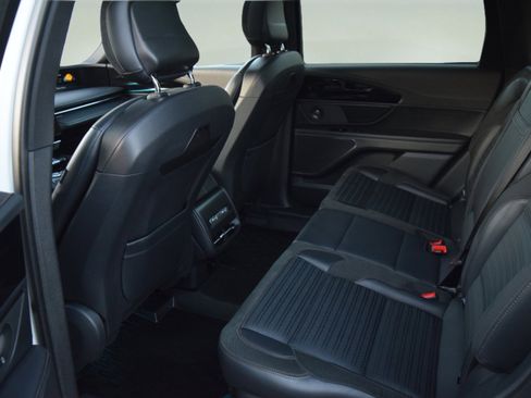 Used 2024 Lincoln Nautilus Reserve w/ Equipment Group 202A image 7