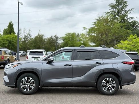 Used 2023 Toyota Highlander XLE AWD/4WD image 2