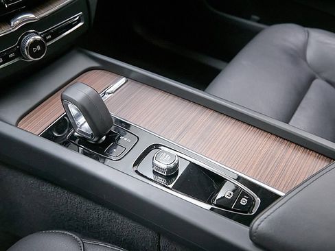 Certified 2024 Volvo XC60 B5 Plus w/ Protection Package Premier image 17