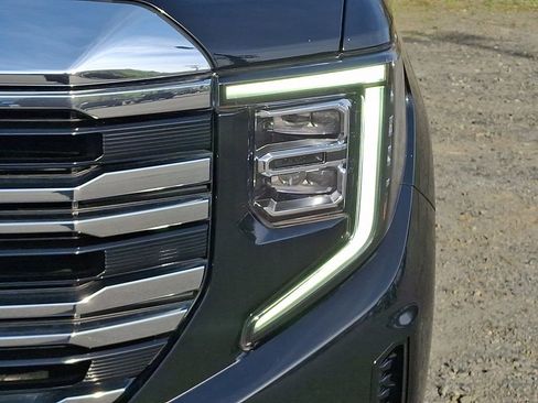 Used 2022 GMC Sierra 1500 SLT w/ SLT Premium Plus Package AWD/4WD image 9